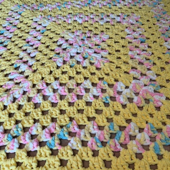 CROCHET BABY BLANKET PASTEL MULTI COLOR GRANNY SQUARE vintage chenille yarn supe - Picture 7 of 8